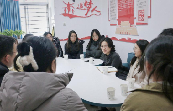 纪委书记周谨走访五栋一站式学生社区